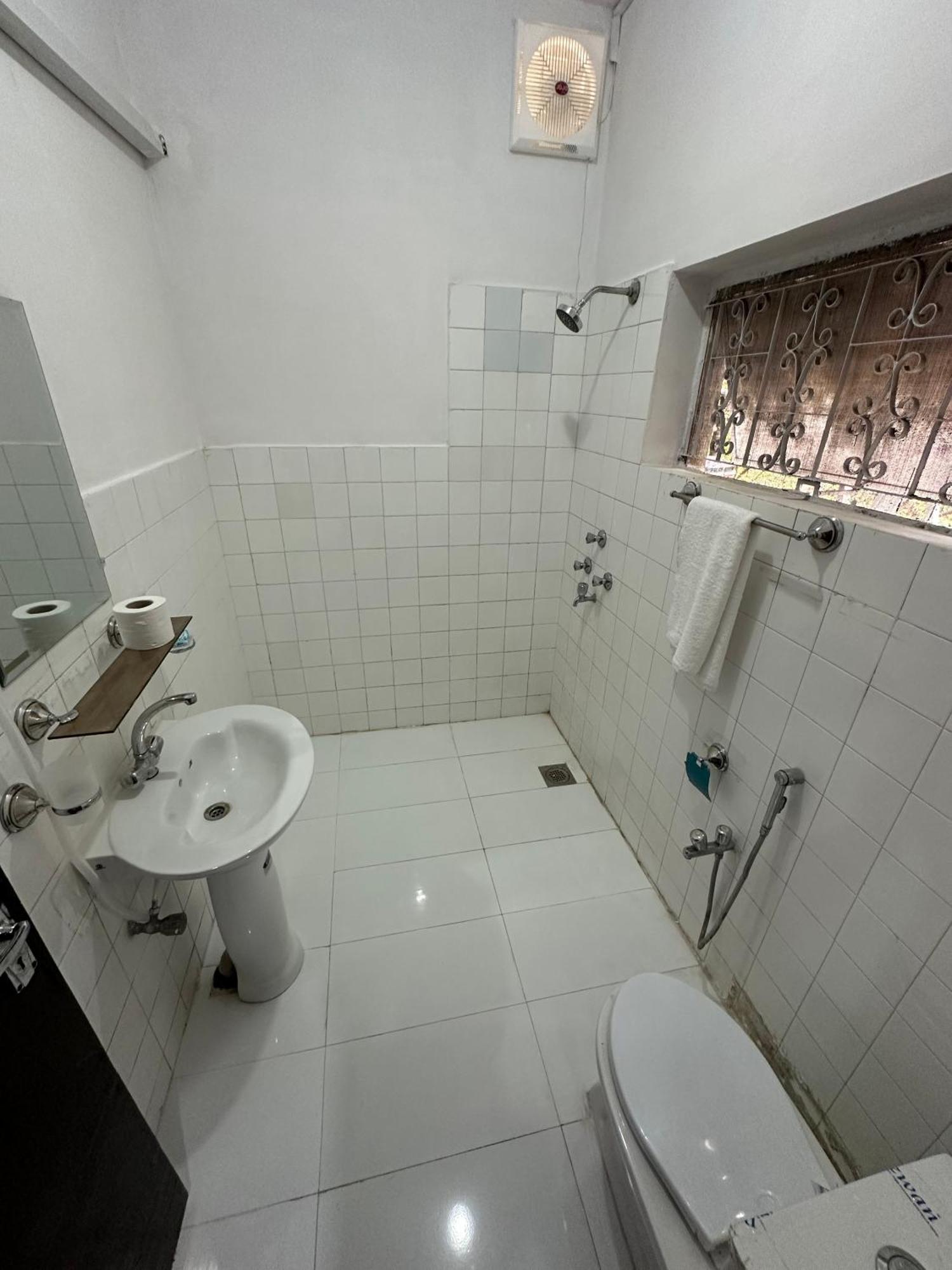 Decent Lodge Guest House Islamabad Esterno foto